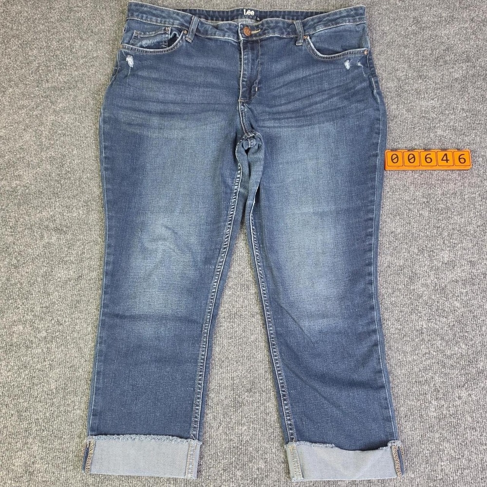 Lee Women's Plus Size 18M Blue Denim Capri Jeans Cotton, polyester,spandex blend